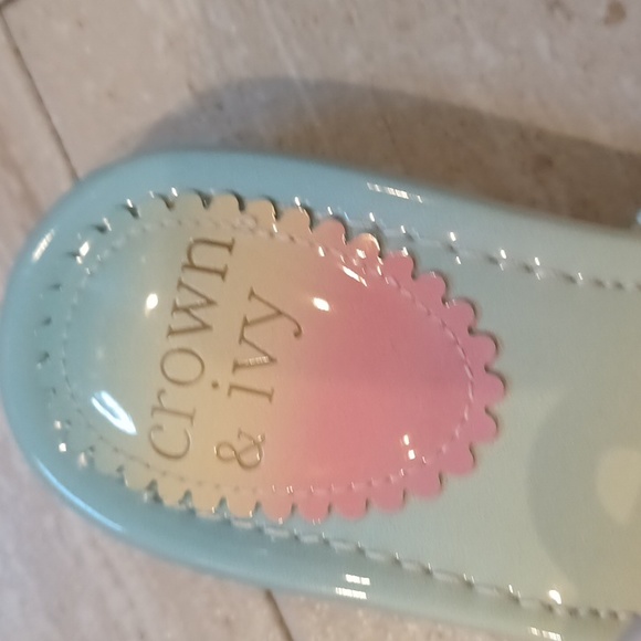 Gorgeous Crown & Ivy Wylie Pastel Thong Sandals - Picture 5 of 10